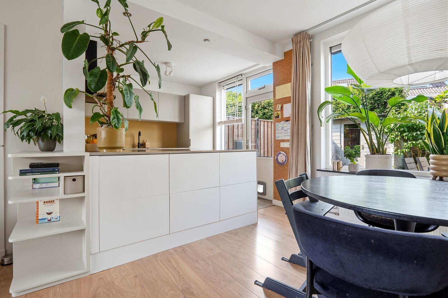 Tussenwoning te koop: Michiel de Ruyterweg 165, Vught