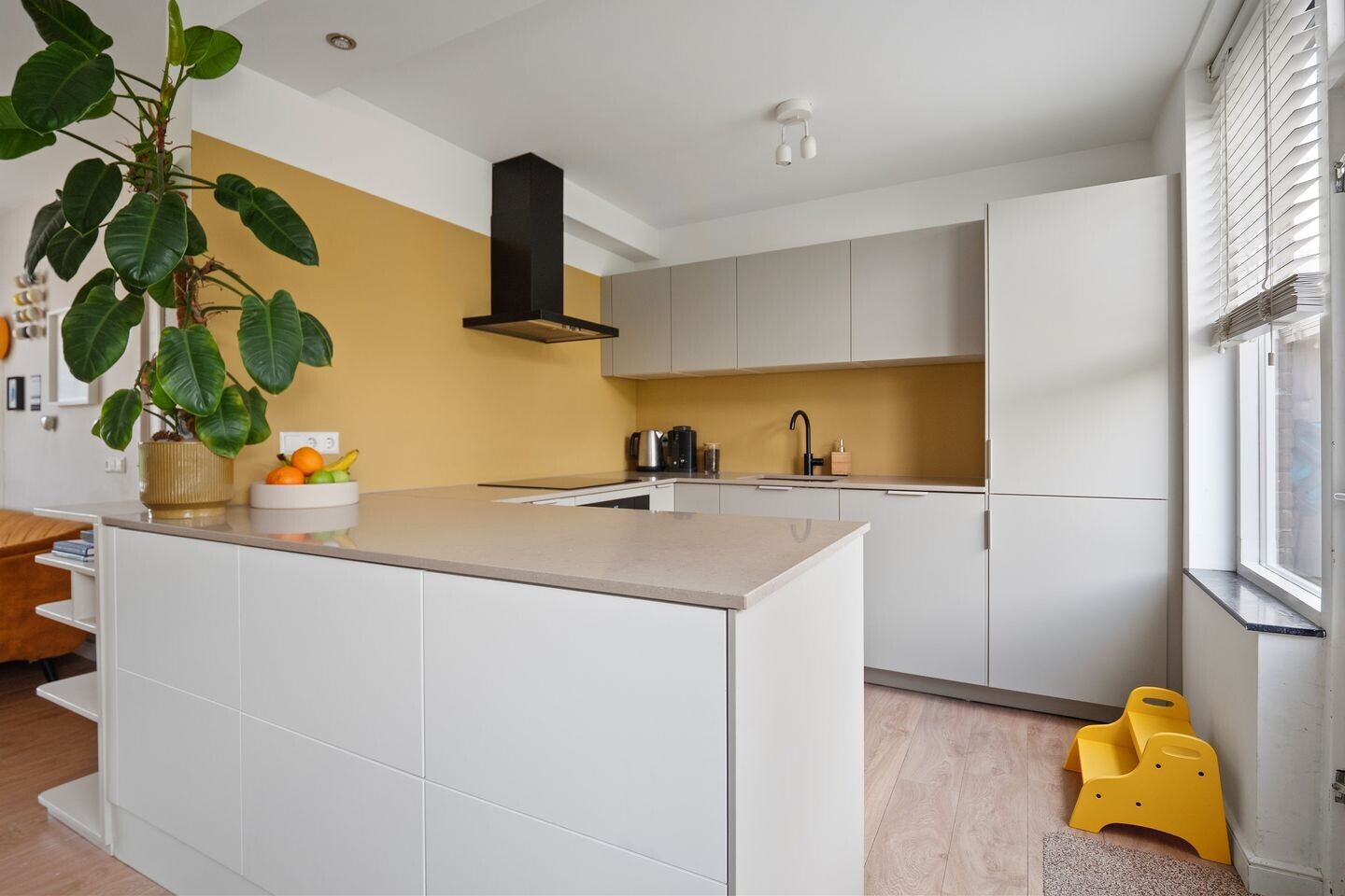 Tussenwoning te koop: Michiel de Ruyterweg 165, Vught