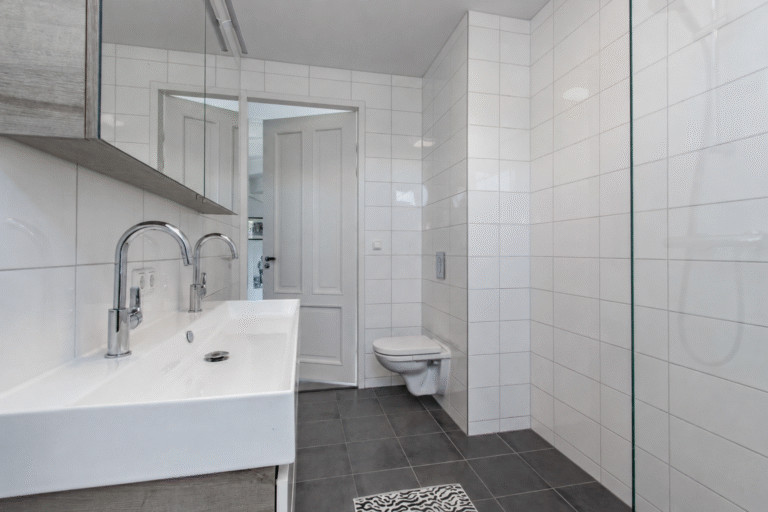 Tussenwoning te koop: Johanna Westerdijklaan 20, Zaltbommel