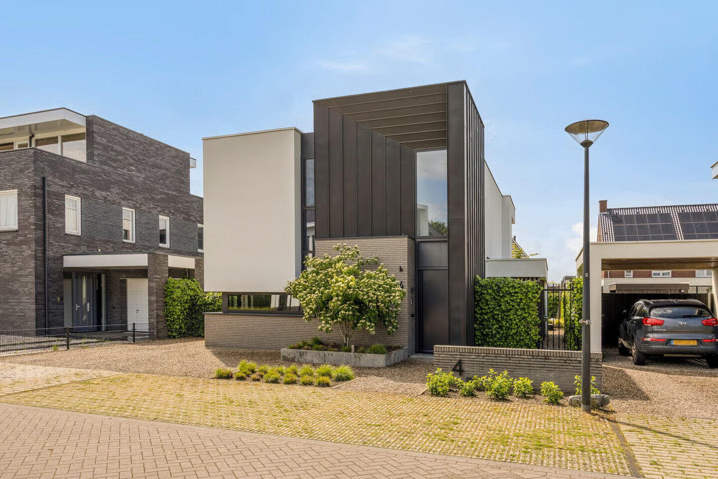 Twee-onder-één-kap te koop: Bessenhof 4, Uden