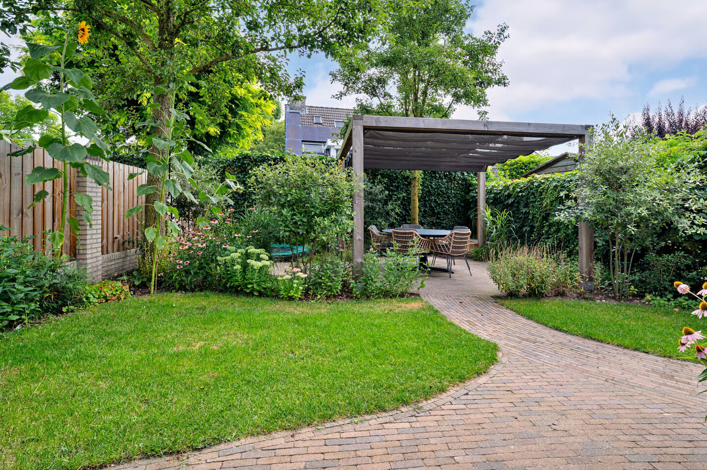 Tussenwoning te koop: Plein 10, Schijndel