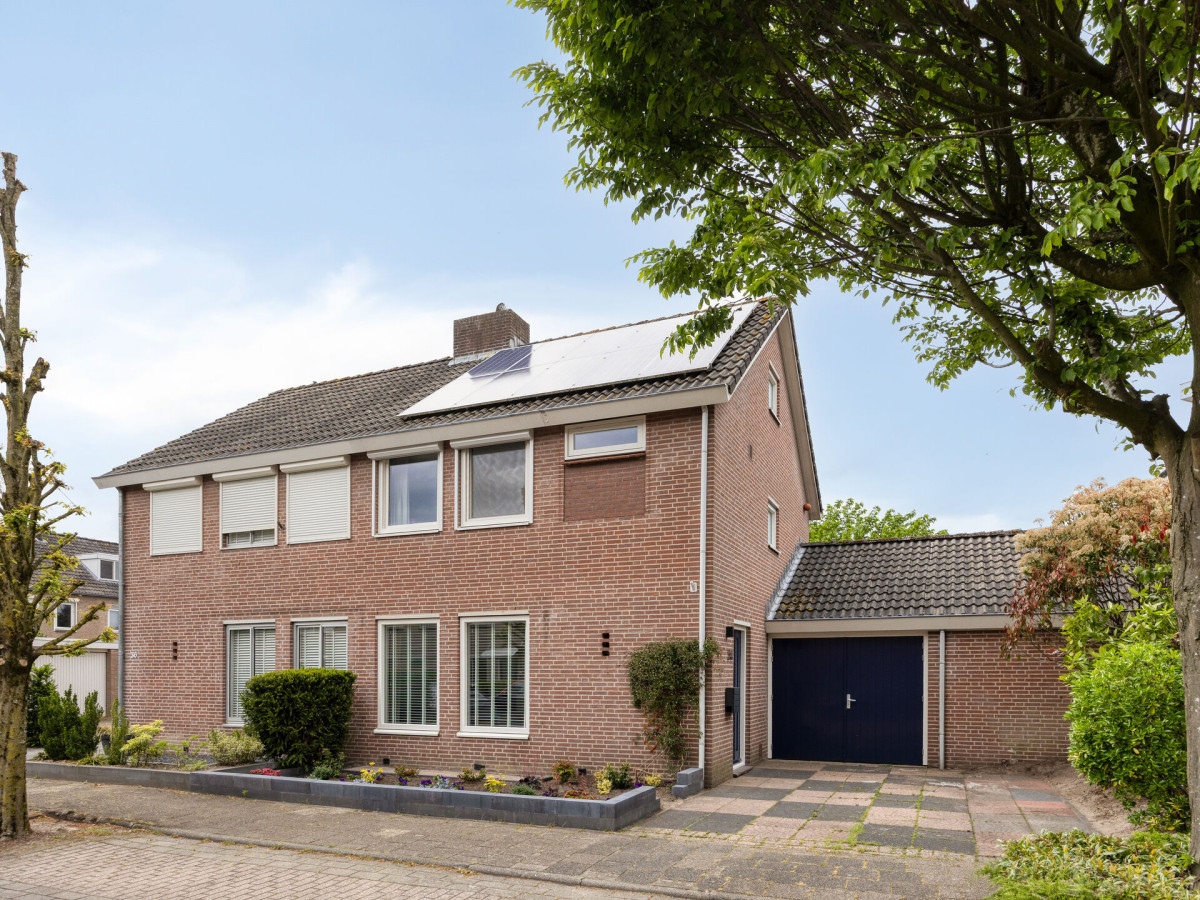 Twee-onder-één-kap te koop: Rietstraat 11, Schijndel