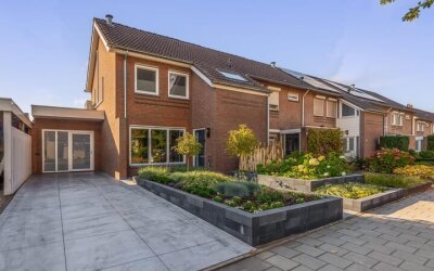 Koninginnel. 107