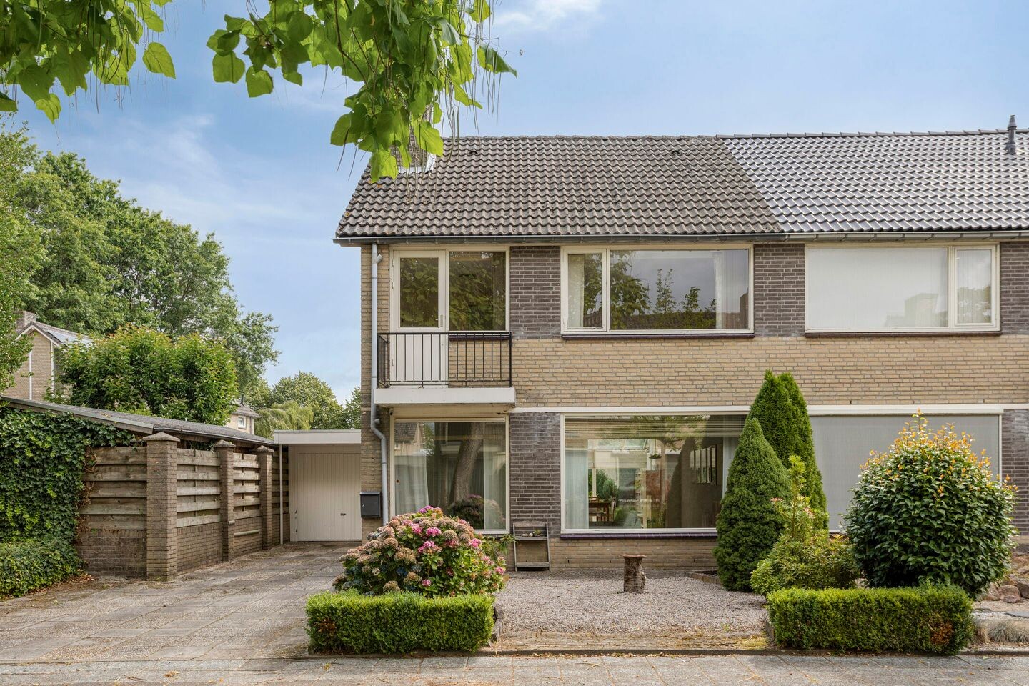 Twee-onder-één-kap te koop: Genovevadal 16, Valkenswaard