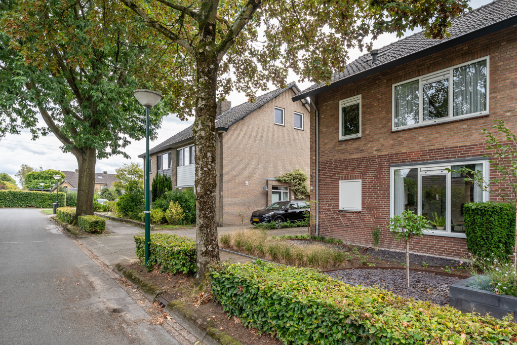 Twee-onder-één-kap te koop: Saturnus 24, Heeze
