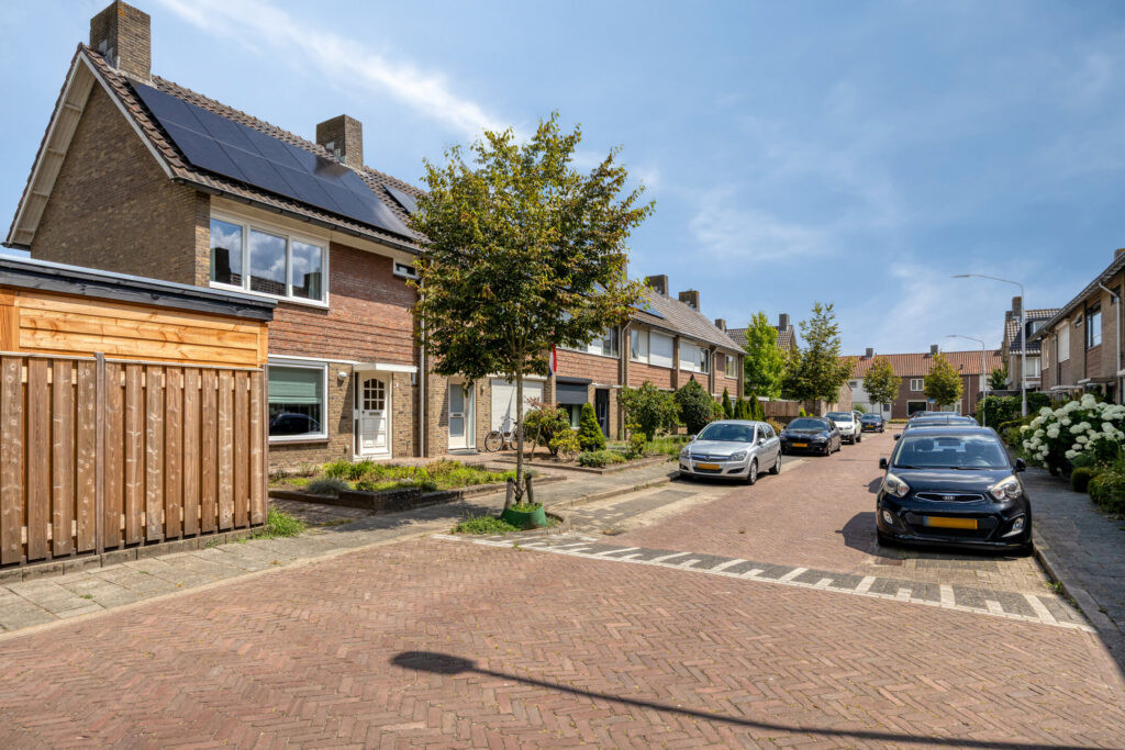 Hoekwoning te koop: J.J. Wintermansstraat 1, Best