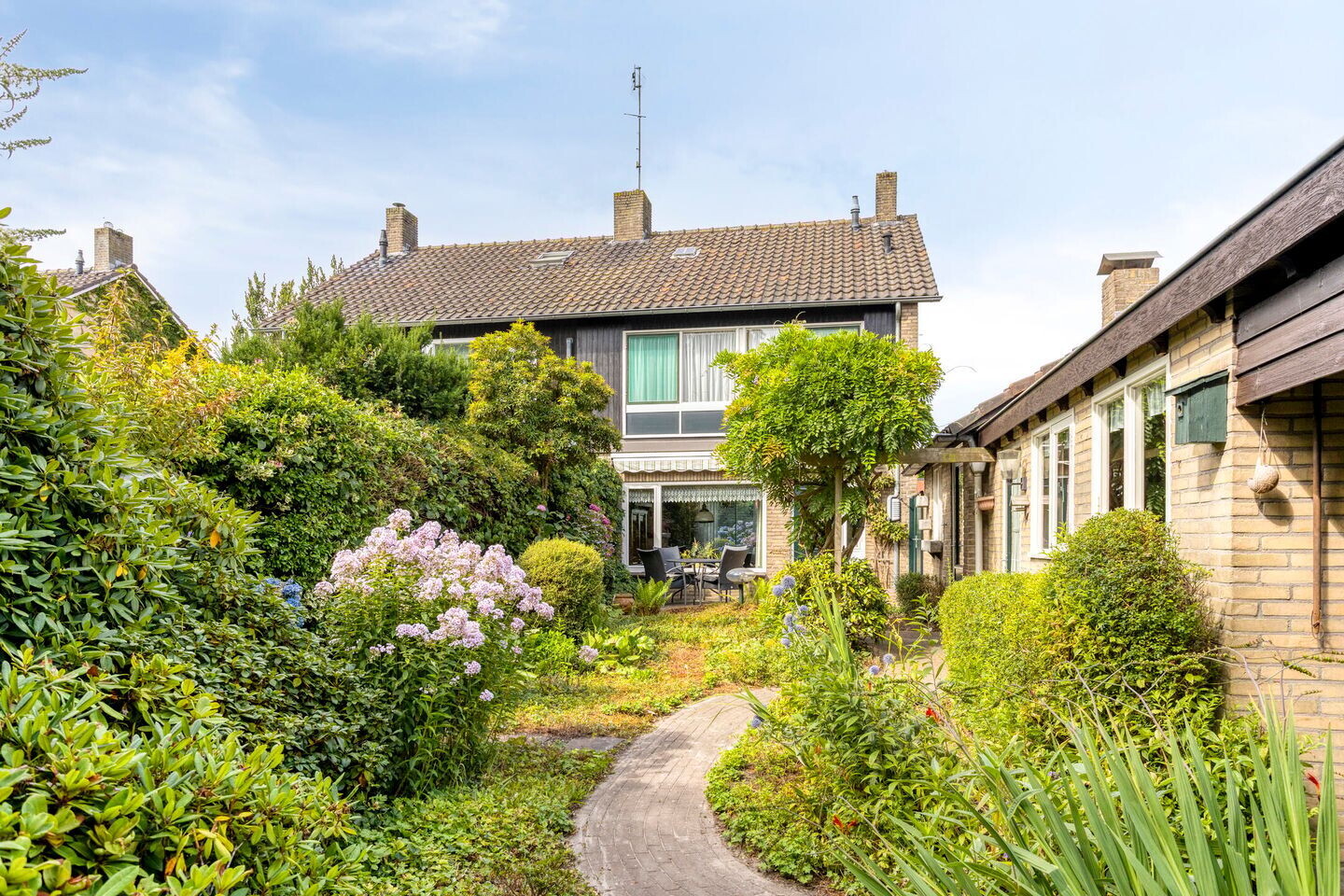 Twee-onder-één-kap te koop: Pater Bollenstraat 8, Helmond