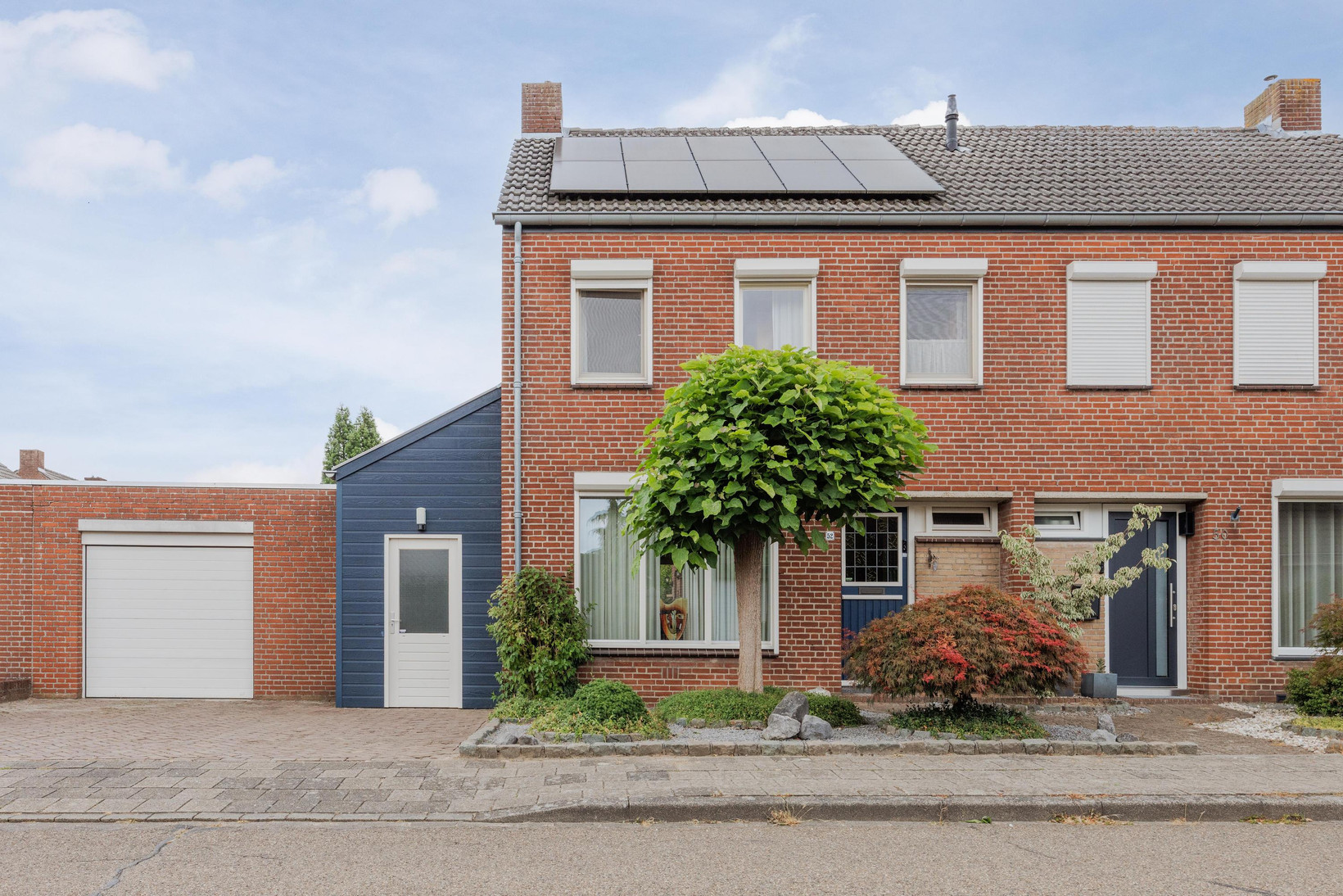 Twee-onder-één-kap te koop: De Lom de Berghlaan 52, Lottum