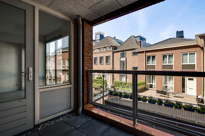 Achter de S. 33