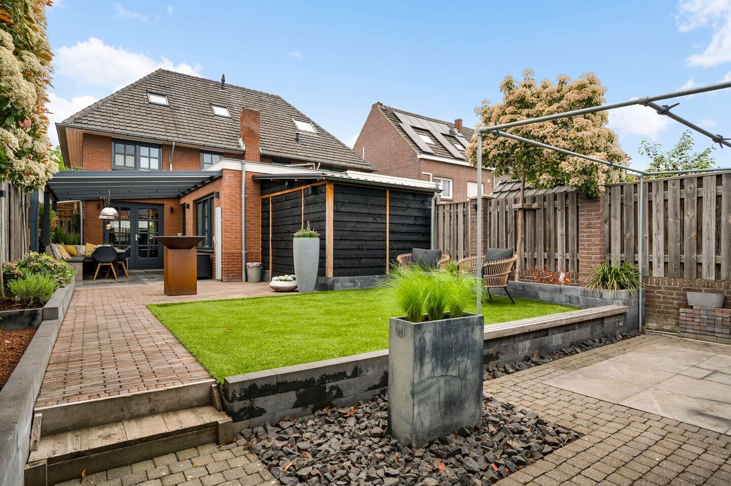 Twee-onder-één-kap te koop: Bredeweg 111, Roermond