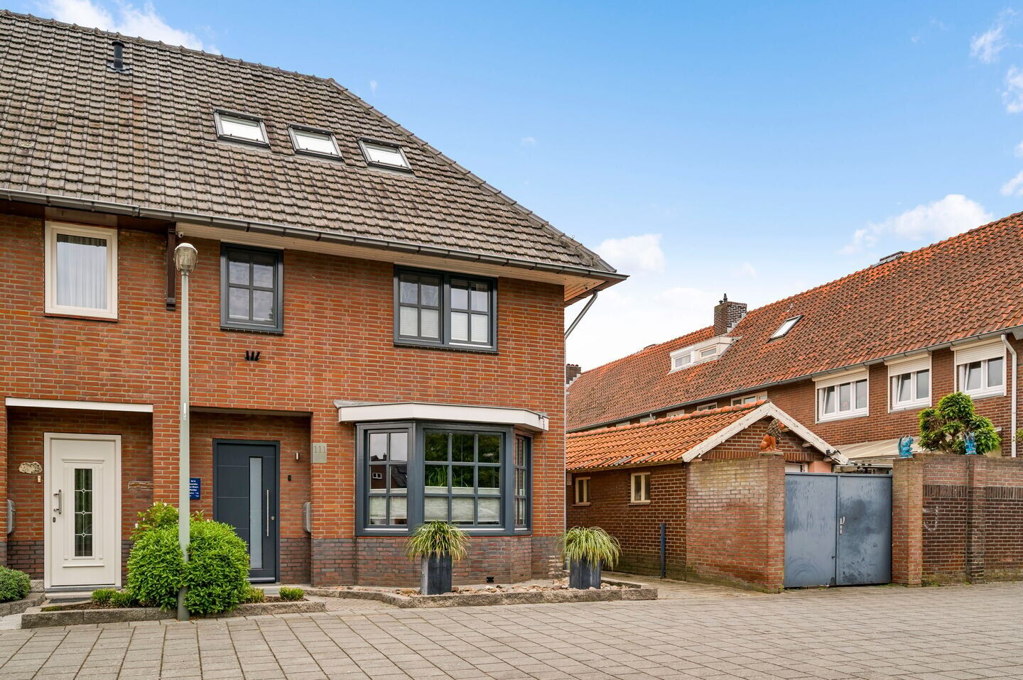 Twee-onder-één-kap te koop: Bredeweg 111, Roermond