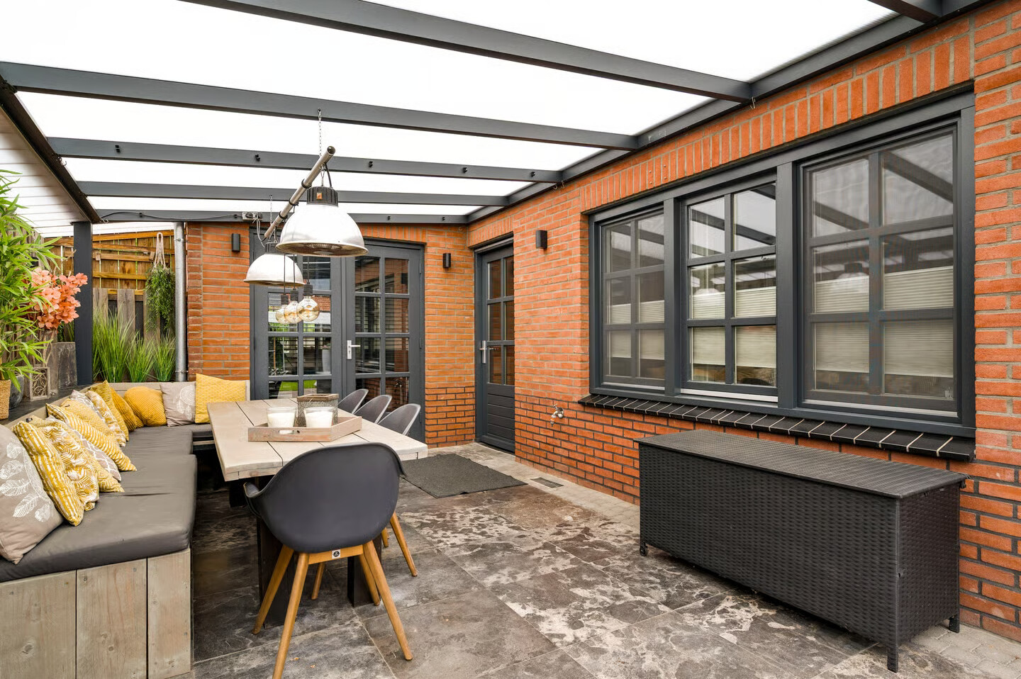 Twee-onder-één-kap te koop: Bredeweg 111, Roermond