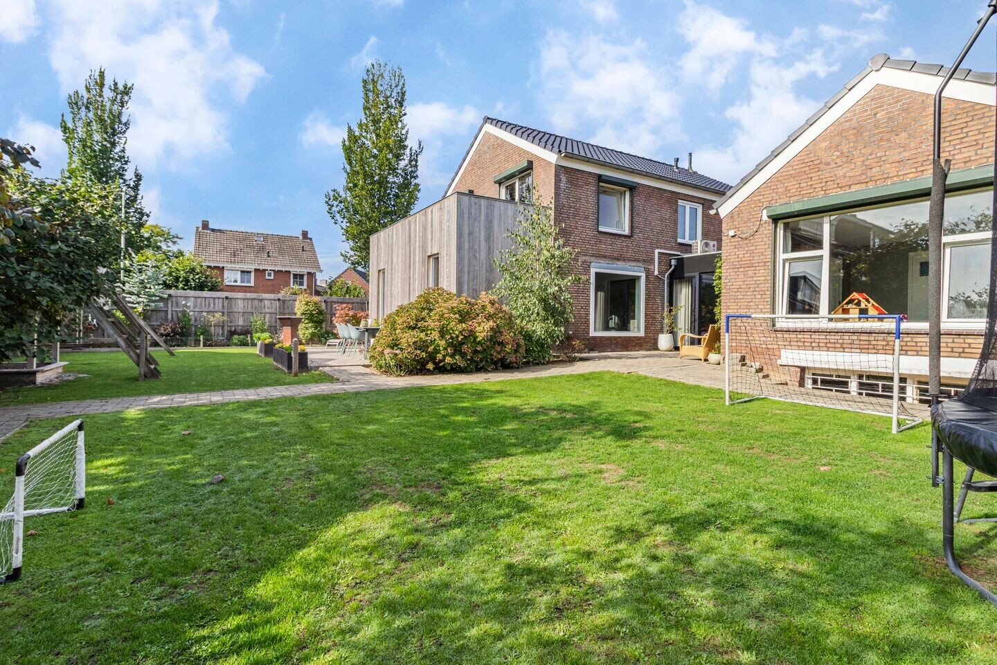 Twee-onder-één-kap te koop: Iepenlaan 16, Roermond
