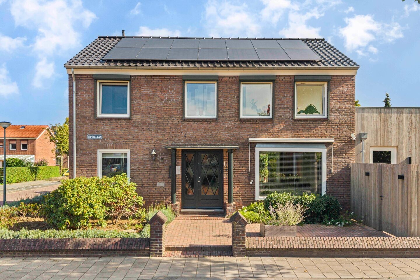 Twee-onder-één-kap te koop: Iepenlaan 16, Roermond