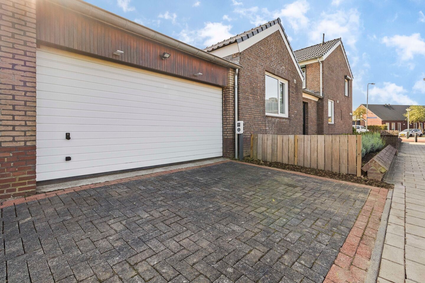 Twee-onder-één-kap te koop: Iepenlaan 16, Roermond