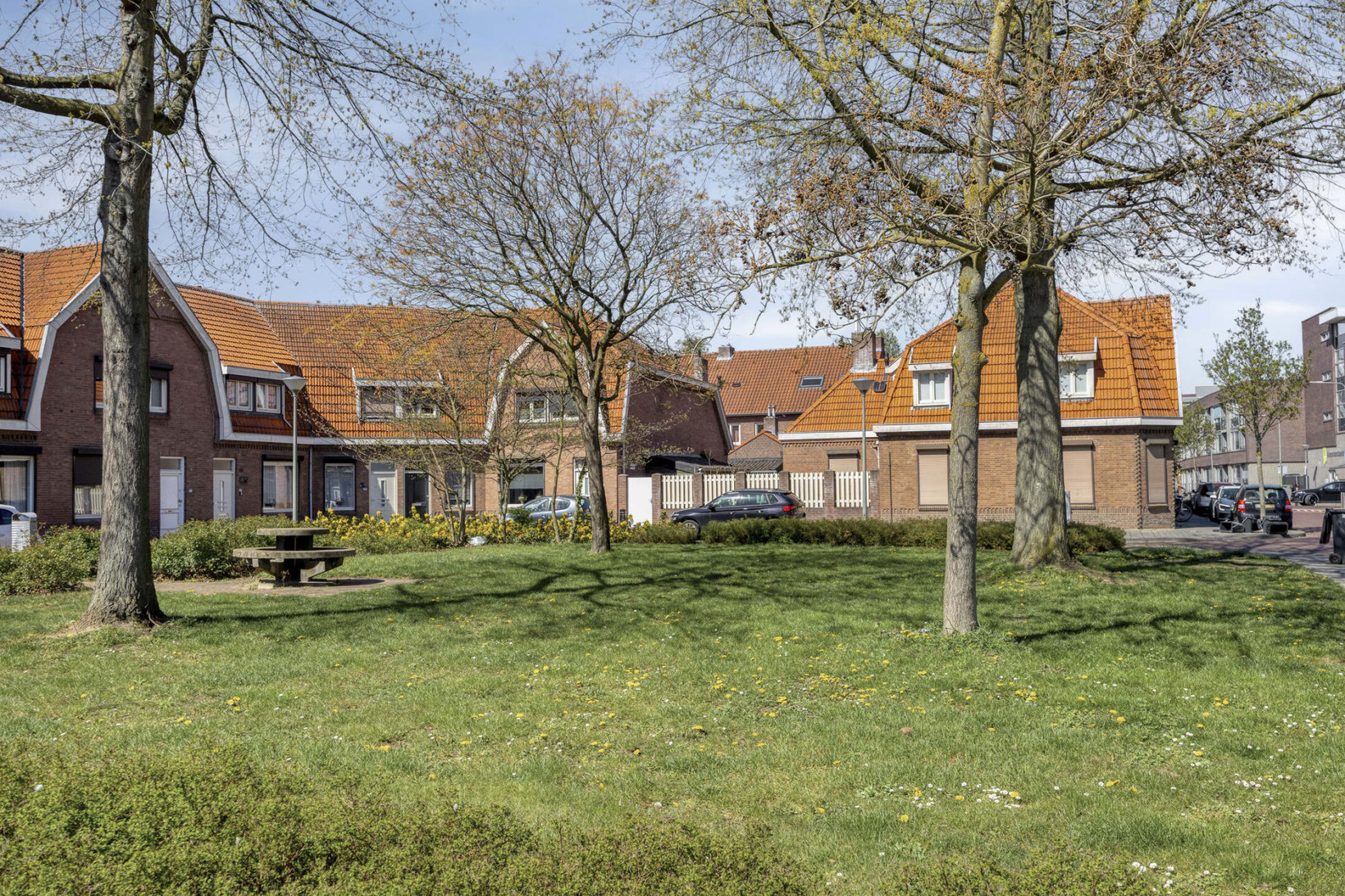 Tussenwoning te koop: Koningin Regentesselaan 82, Roermond