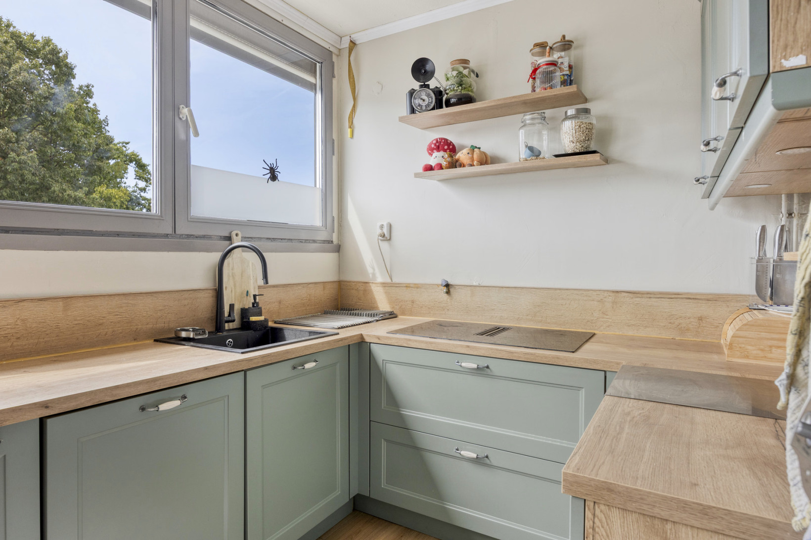 Tussenwoning te koop: Venusstraat 36, Roermond