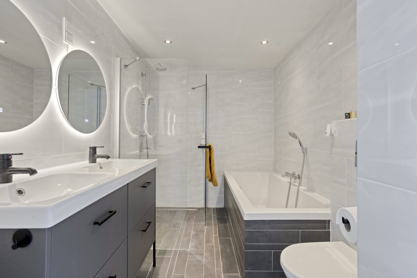 Tussenwoning te koop: Akeleihof 33, Roermond