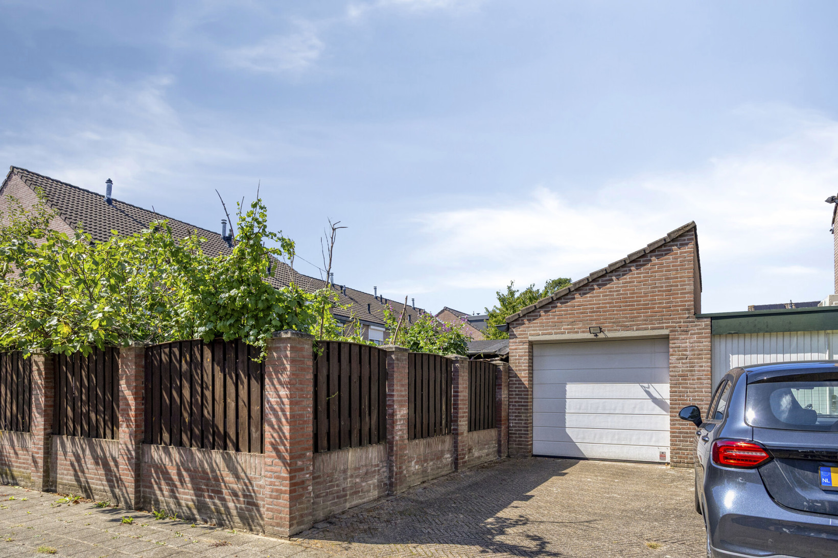 Tussenwoning te koop: Akeleihof 33, Roermond
