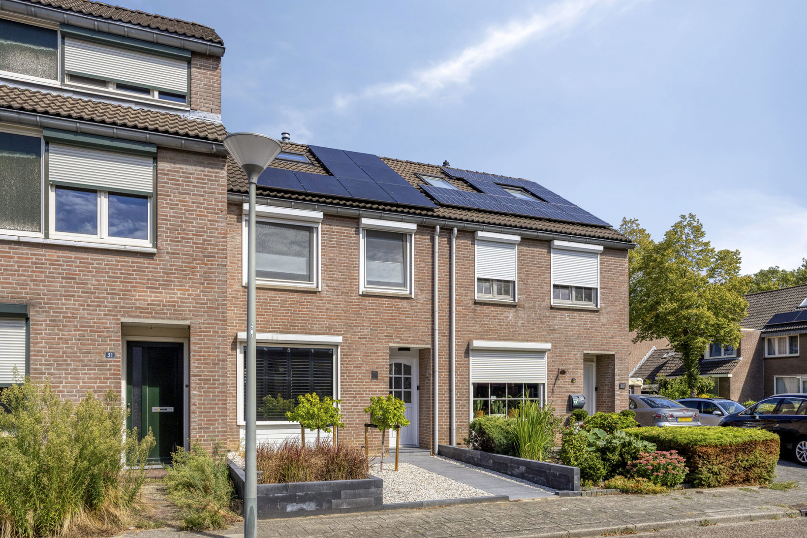 Tussenwoning te koop: Akeleihof 33, Roermond
