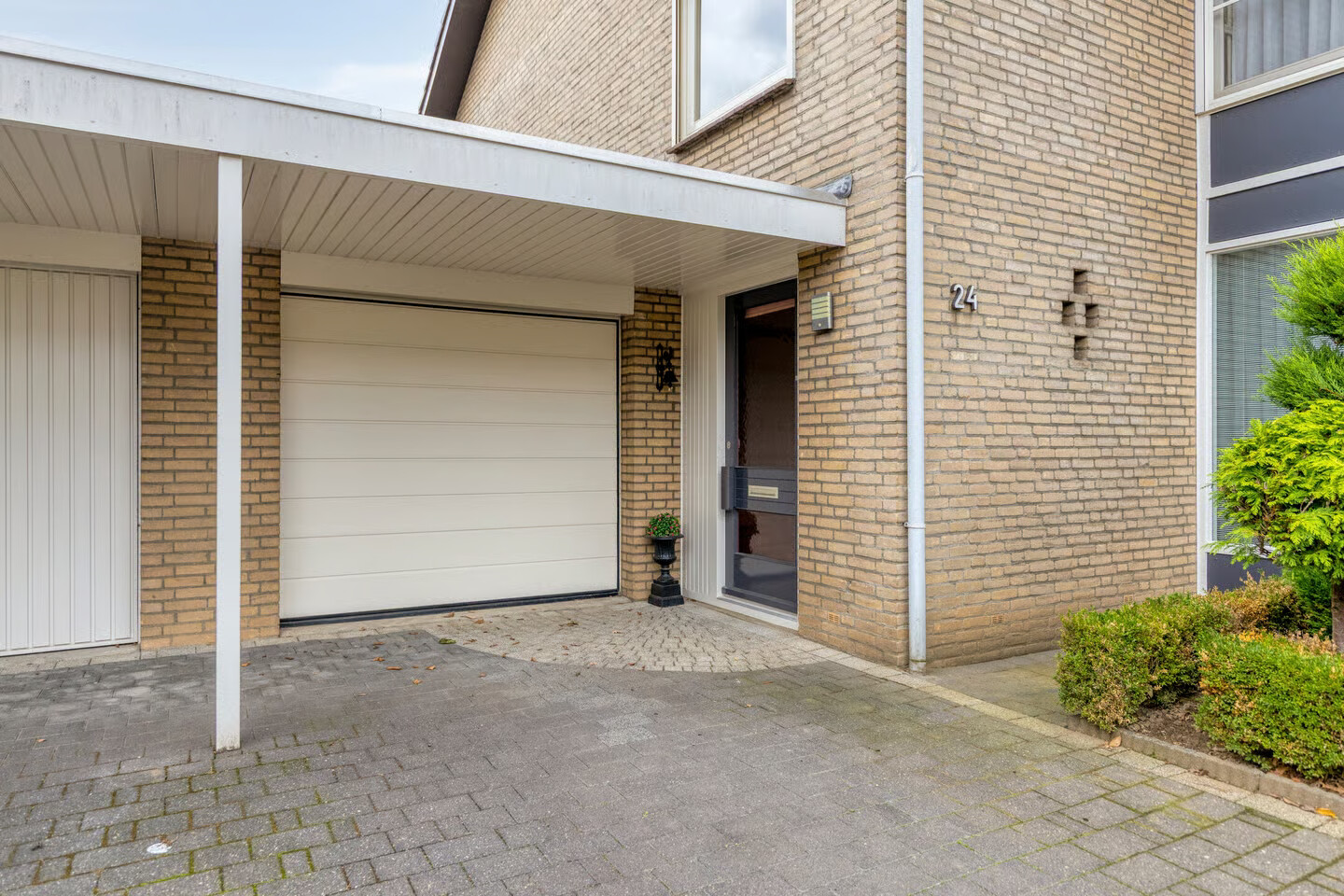 Tussenwoning te koop: Plesmanstraat 24, Roermond