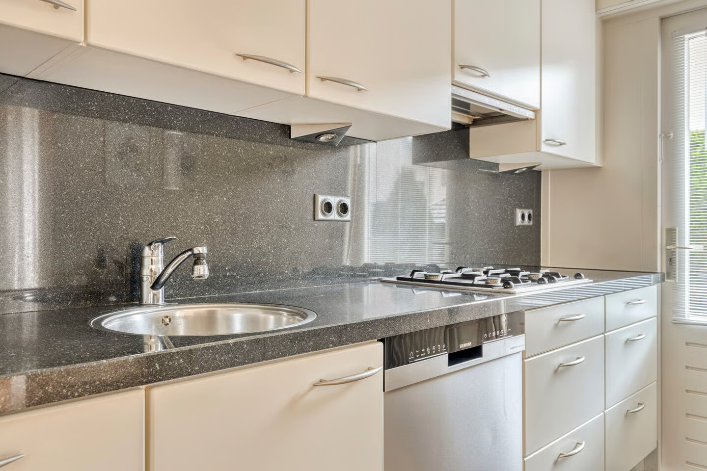 Tussenwoning te koop: Plesmanstraat 24, Roermond
