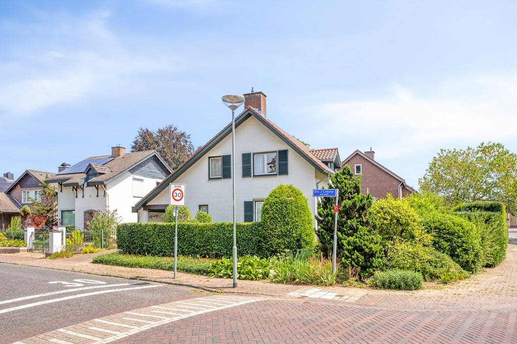 Twee-onder-één-kap te koop: Drs J. Lebensstraat 22, Roosteren