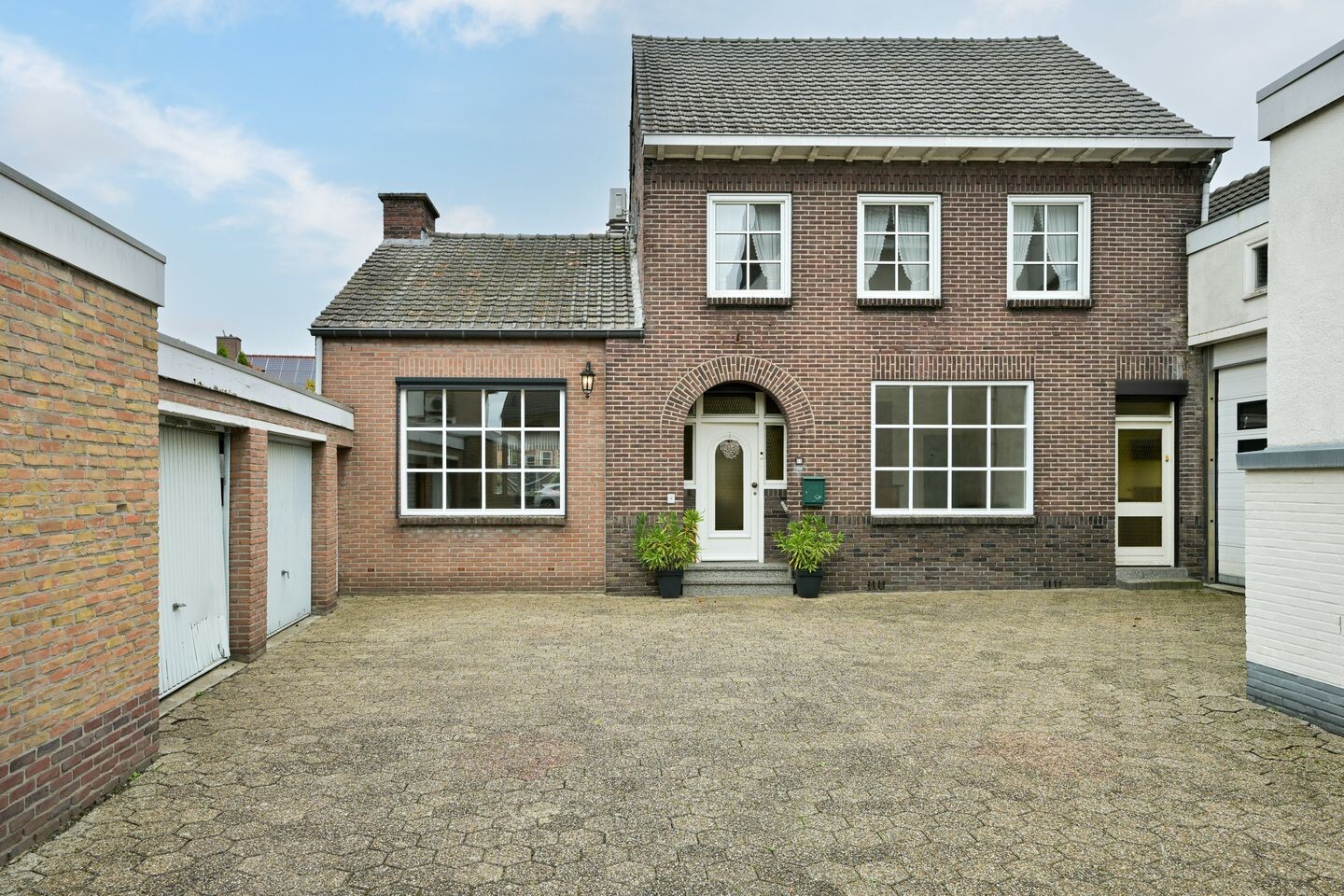 Twee-onder-één-kap te koop: Dorpstraat 51, Buchten