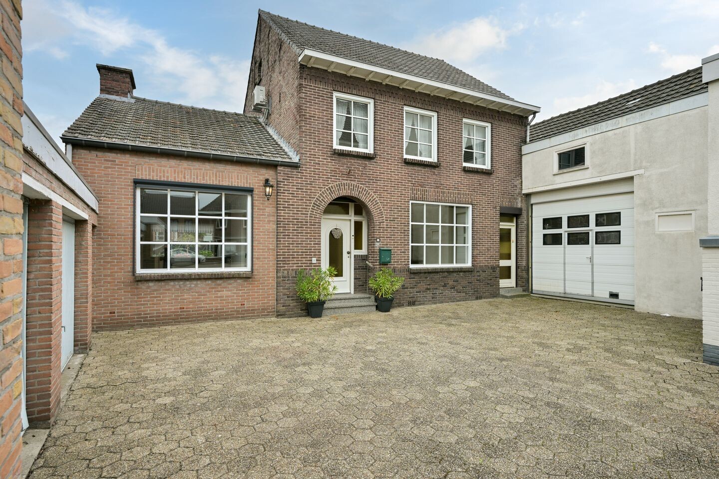 Twee-onder-één-kap te koop: Dorpstraat 51, Buchten