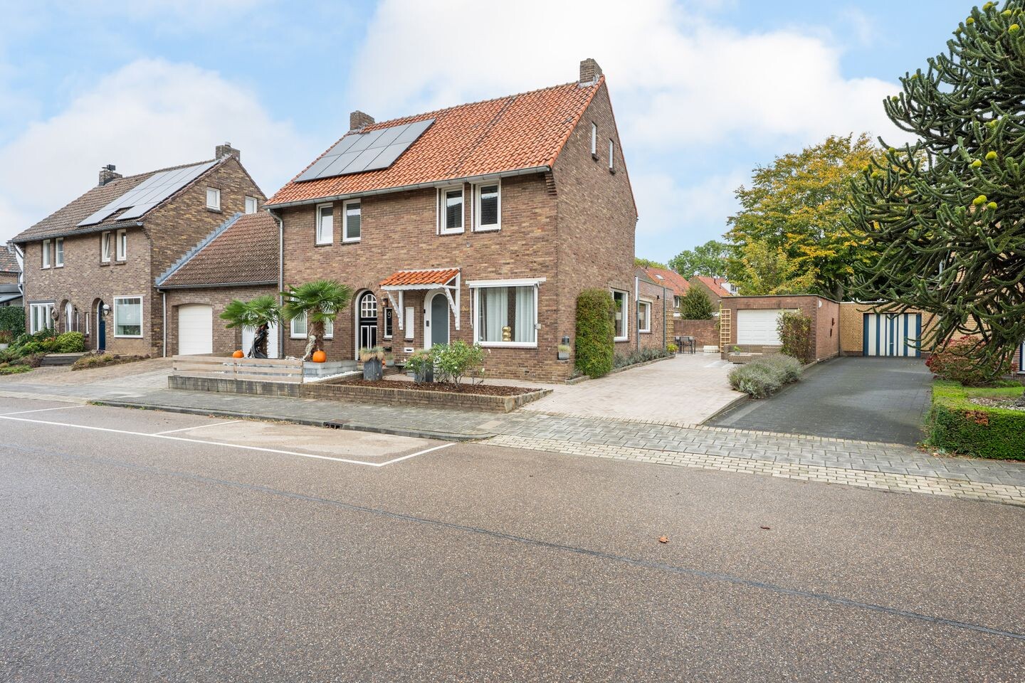 Twee-onder-één-kap te koop: Dorpstraat 93, Buchten