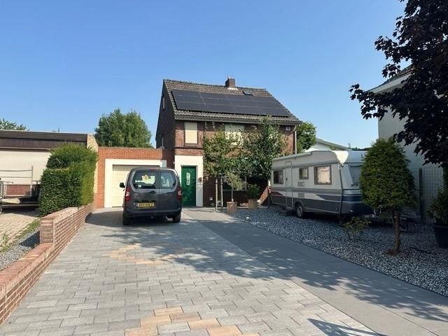 Twee-onder-één-kap te koop: Peperstraat 8, Grevenbicht