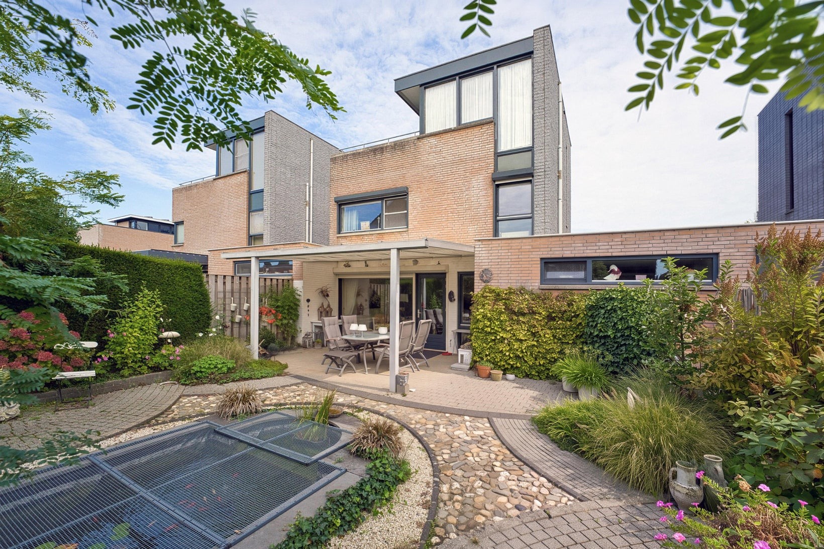 Tussenwoning te koop: Aronskelk 77, Elsloo