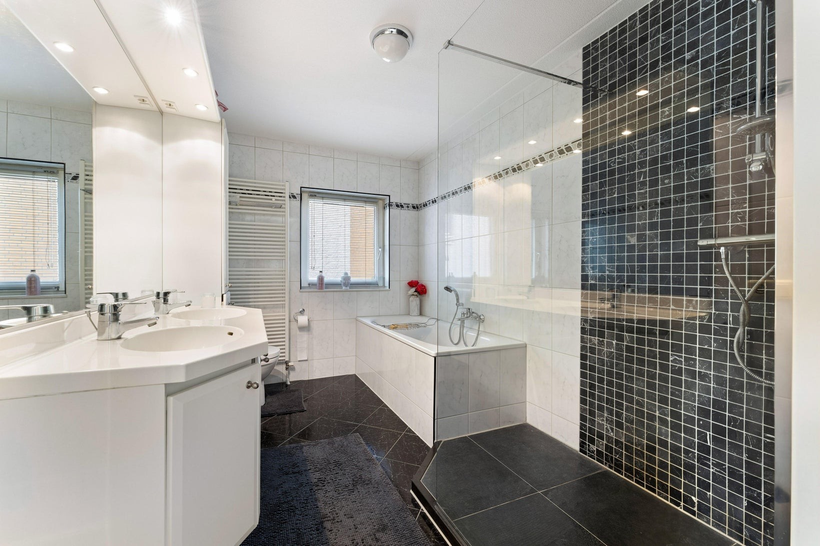 Tussenwoning te koop: Aronskelk 77, Elsloo