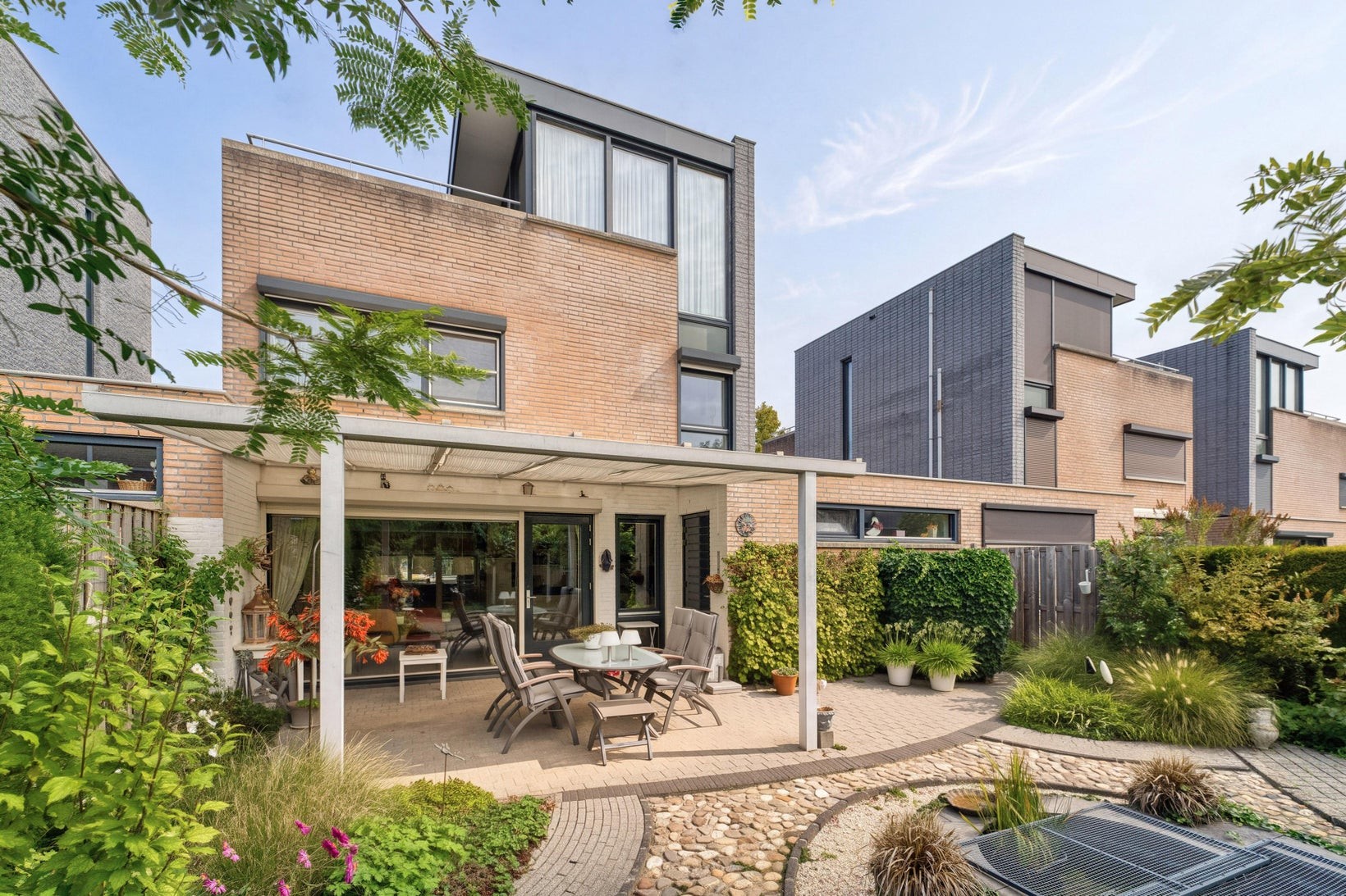 Tussenwoning te koop: Aronskelk 77, Elsloo