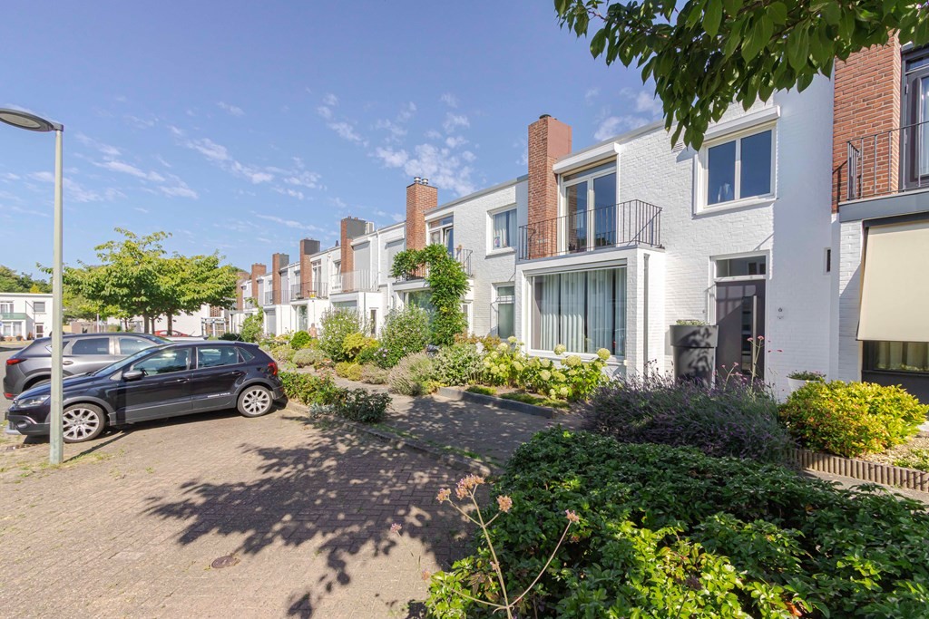 Tussenwoning te koop: Hélène Schoenmaeckersstraat 13, Maastricht