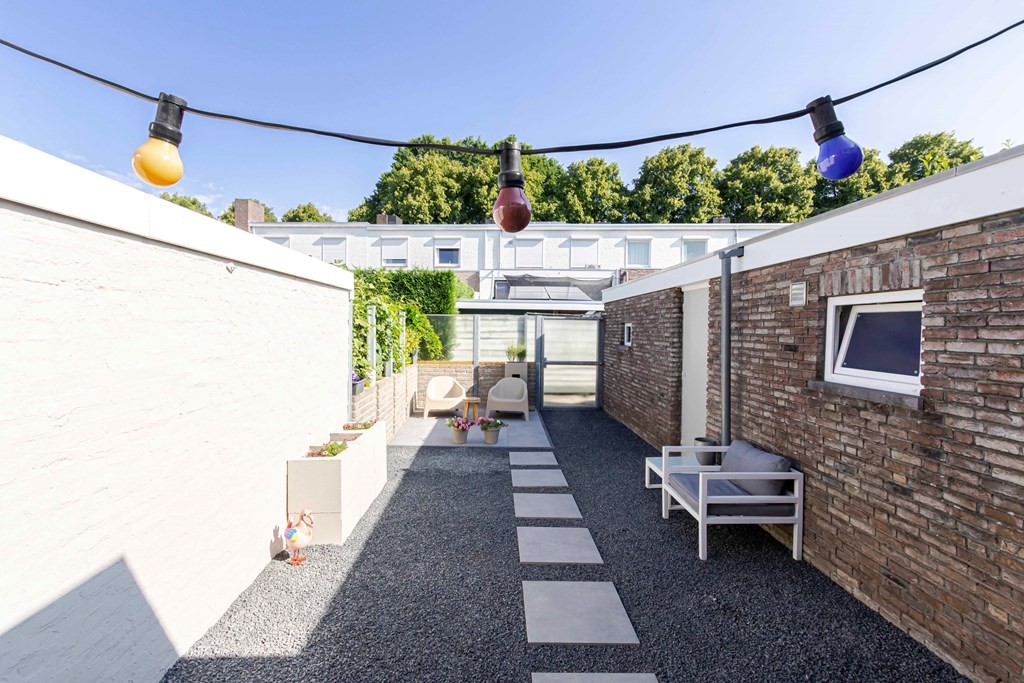 Tussenwoning te koop: Hélène Schoenmaeckersstraat 13, Maastricht