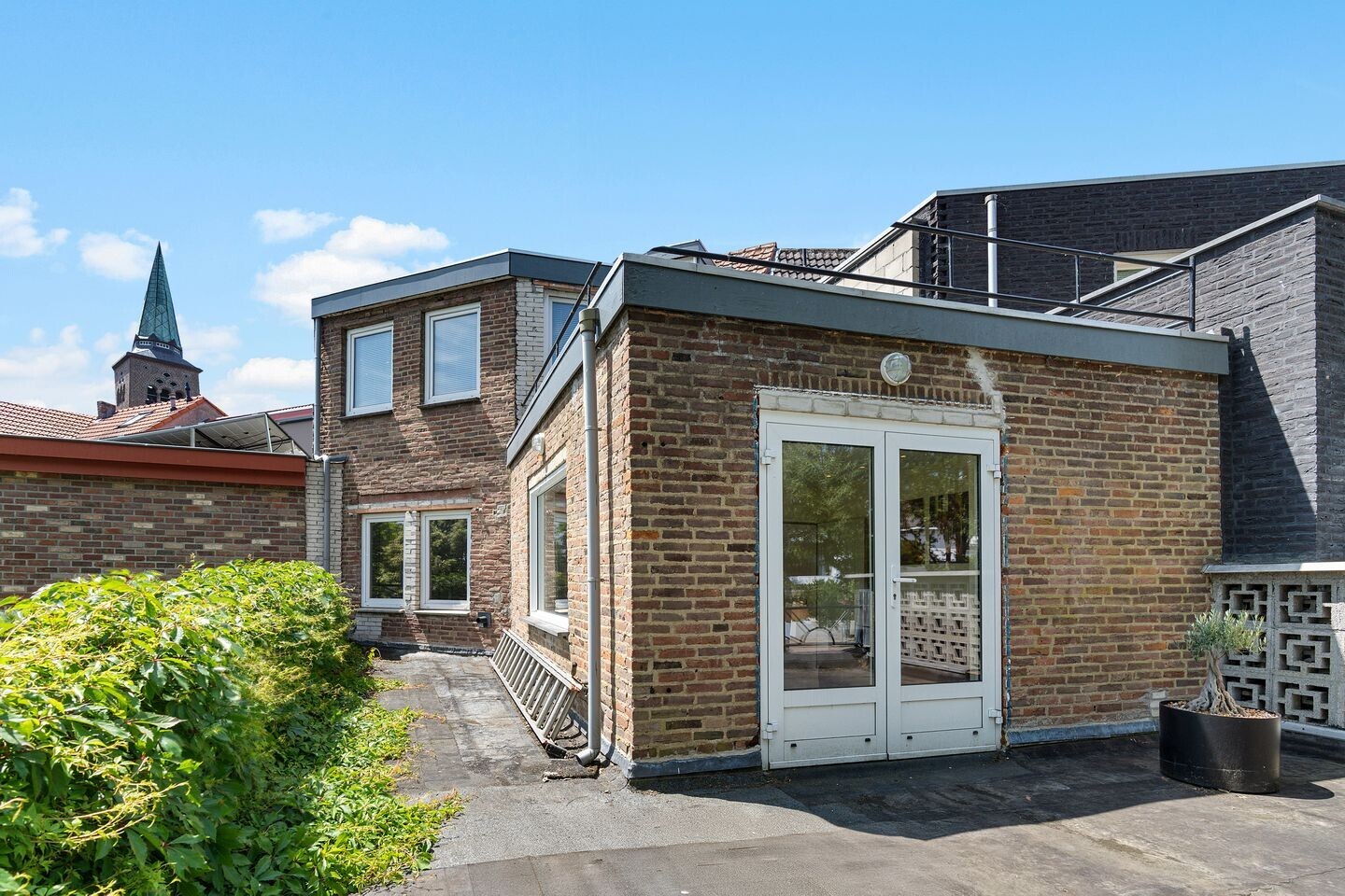 Tussenwoning te koop: Mgr. Brulsstraat 11, Hulsberg