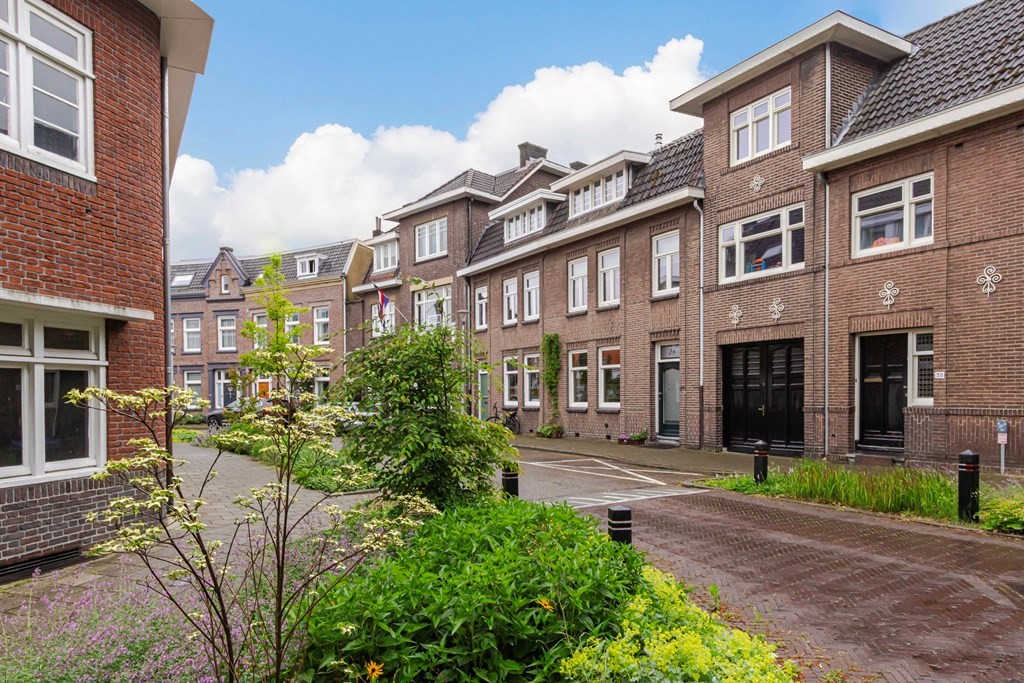 Tussenwoning te koop: Ambachtsstraat 28, Heerlen
