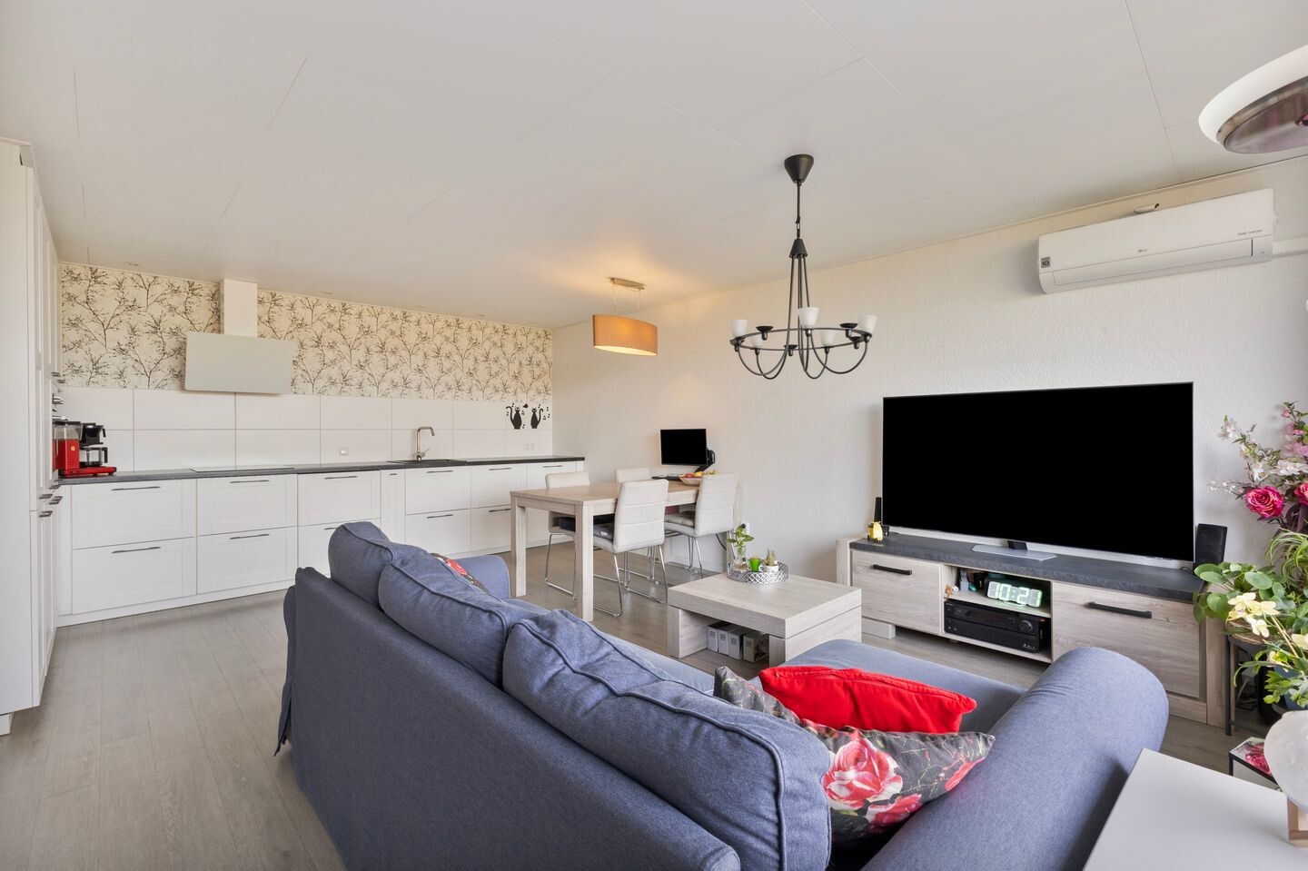 Appartement te koop: Zeskant 111, Heerlen