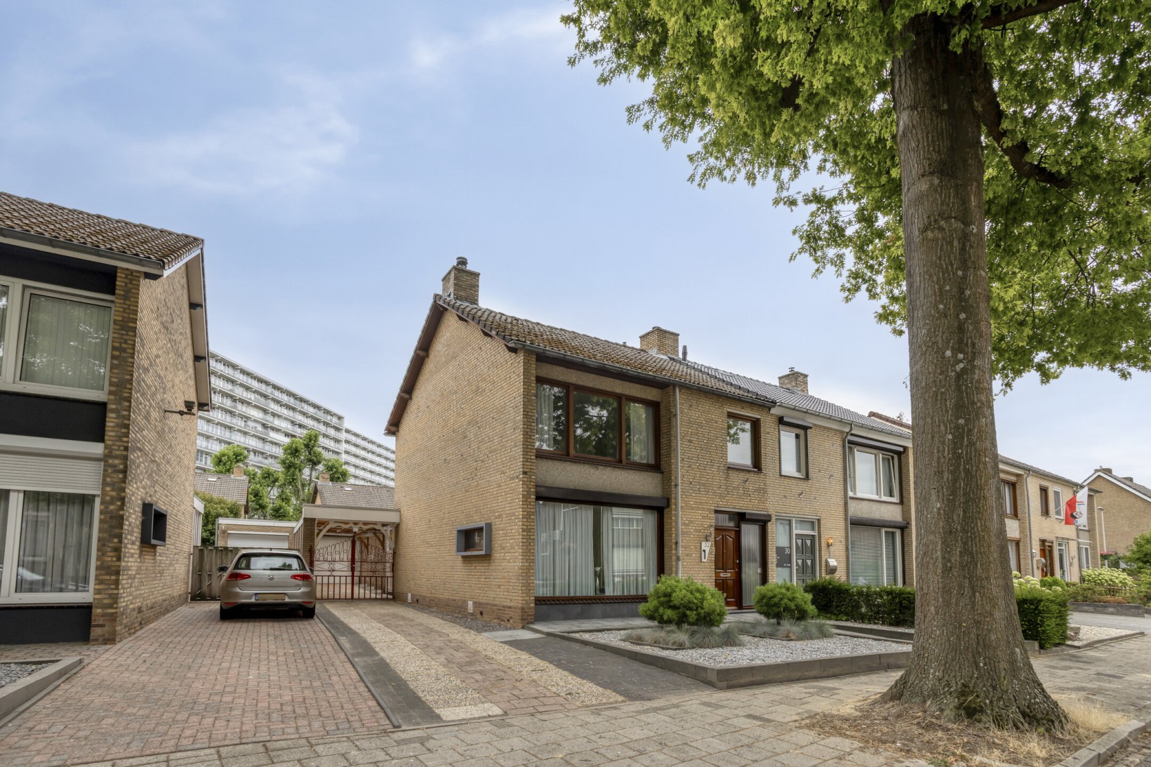 Twee-onder-één-kap te koop: Leon Biessenstraat 32, Heerlen
