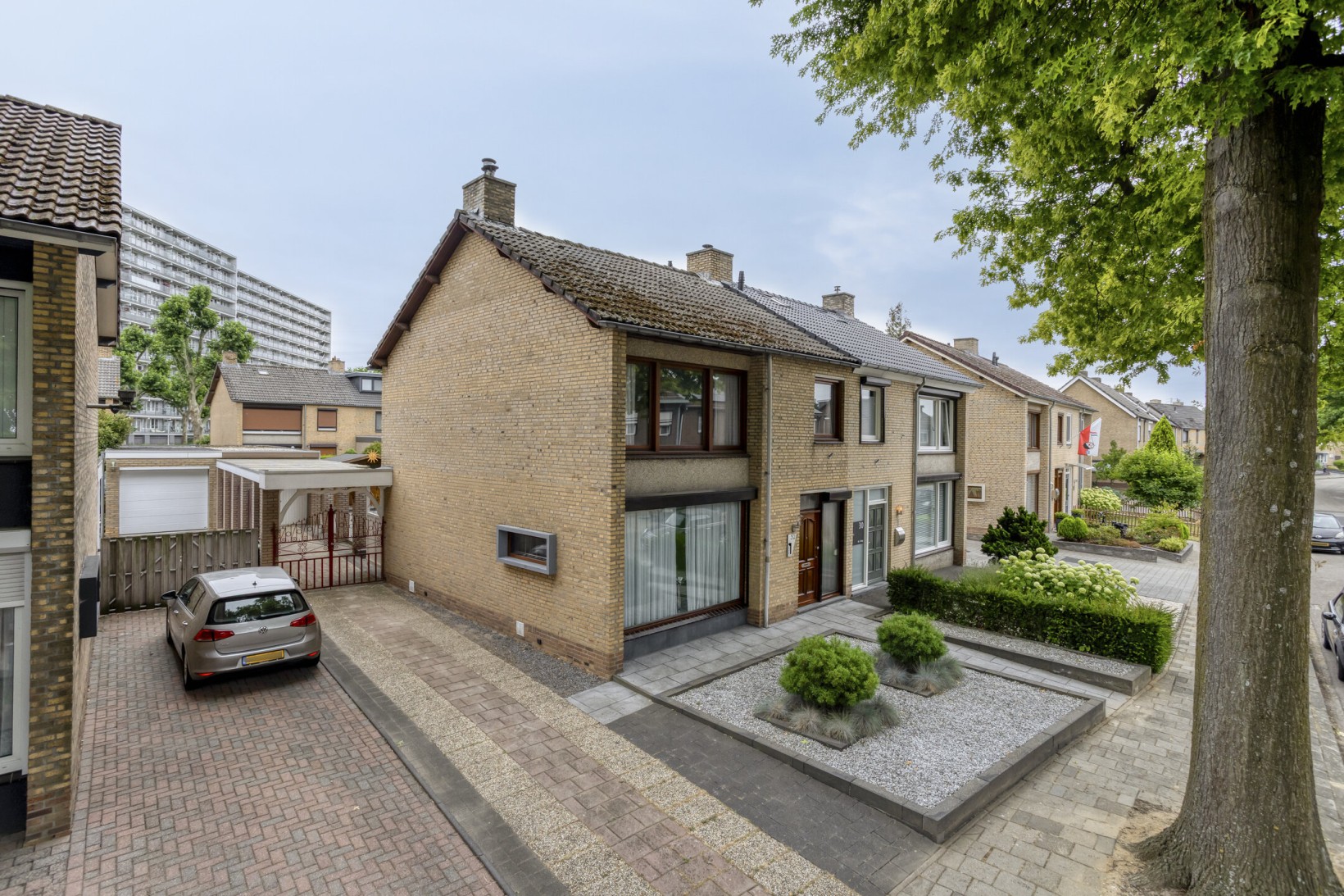 Twee-onder-één-kap te koop: Leon Biessenstraat 32, Heerlen