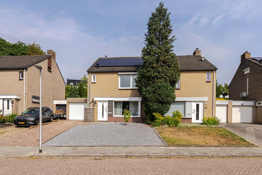 Tussenwoning te koop: Dr. Albert Schweitzerstraat 40, Hoensbroek