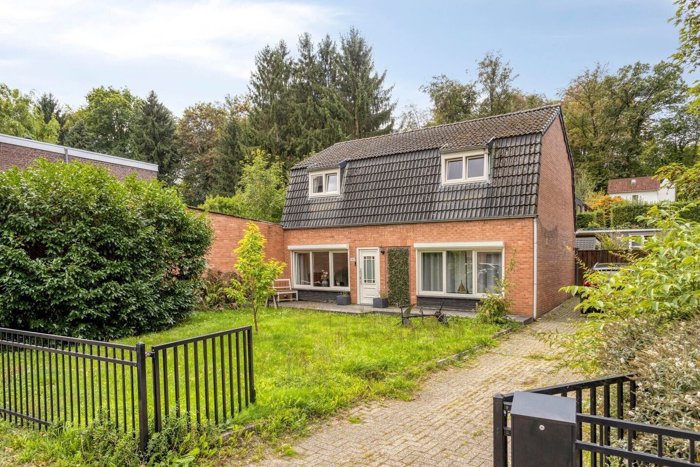 Twee-onder-één-kap te koop: Meuserstraat 145, Kerkrade