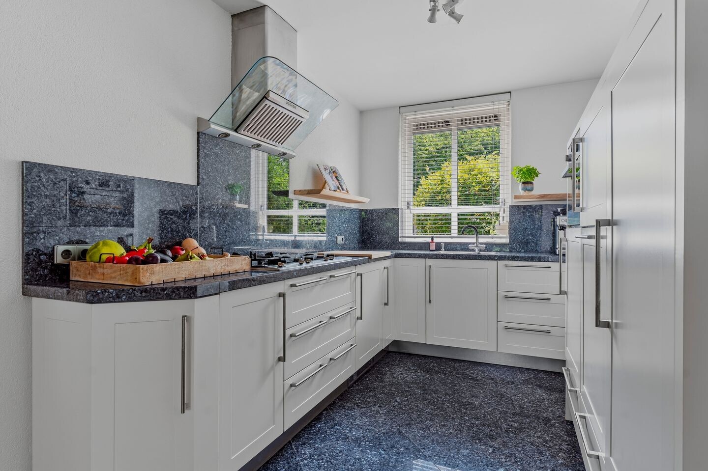 Tussenwoning te koop: Mariënweerd 34, Weurt