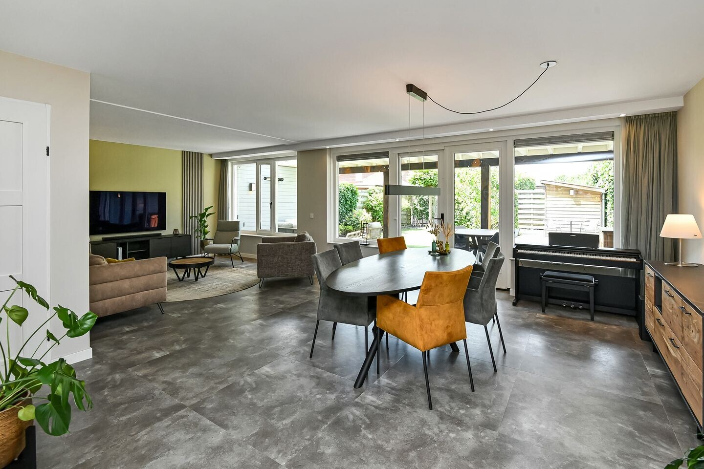 Tussenwoning te koop: Regenboog 145, Elst
