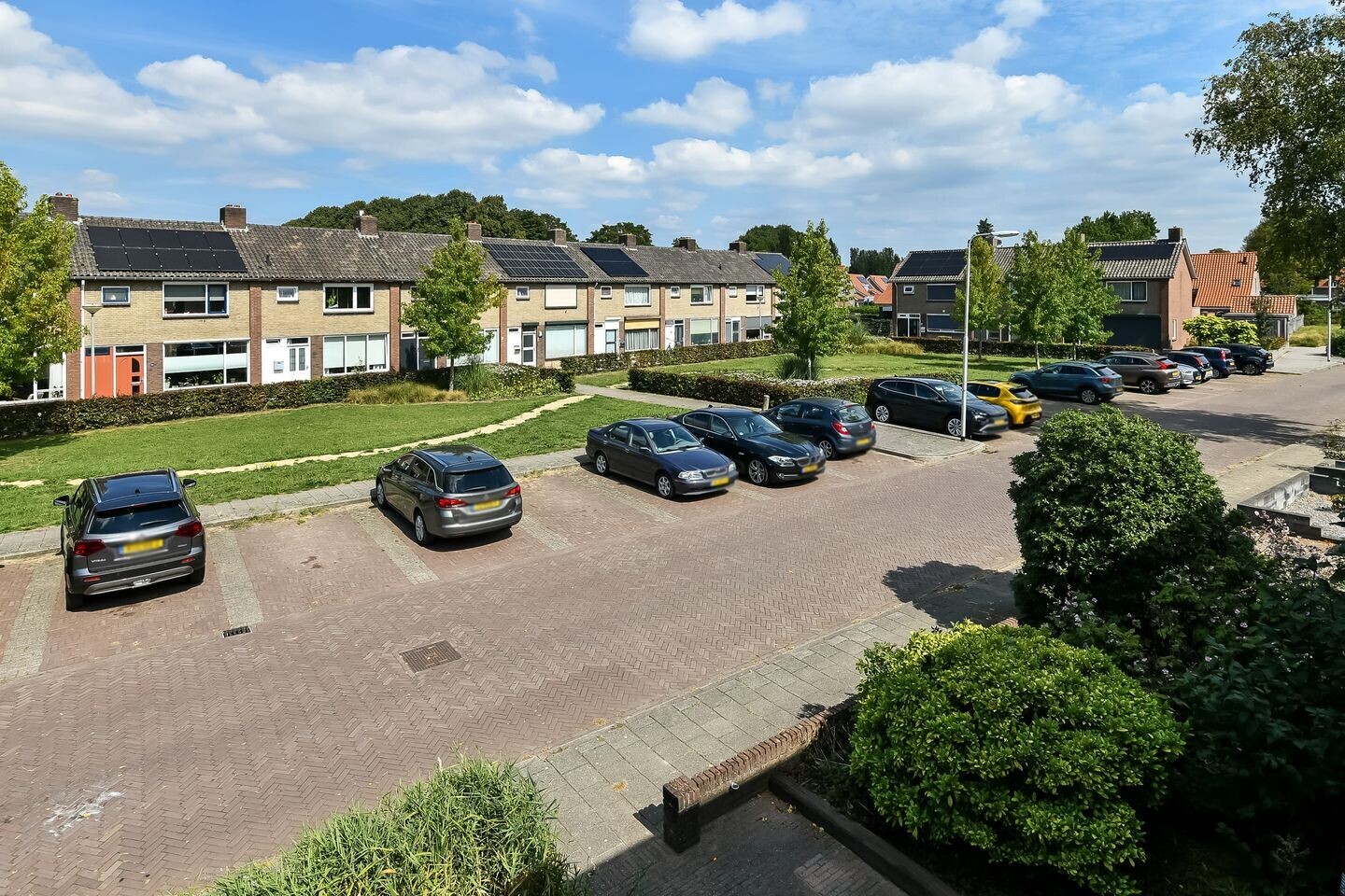 Tussenwoning te koop: Van der Duyn van Maasdamstraat 19, Elst