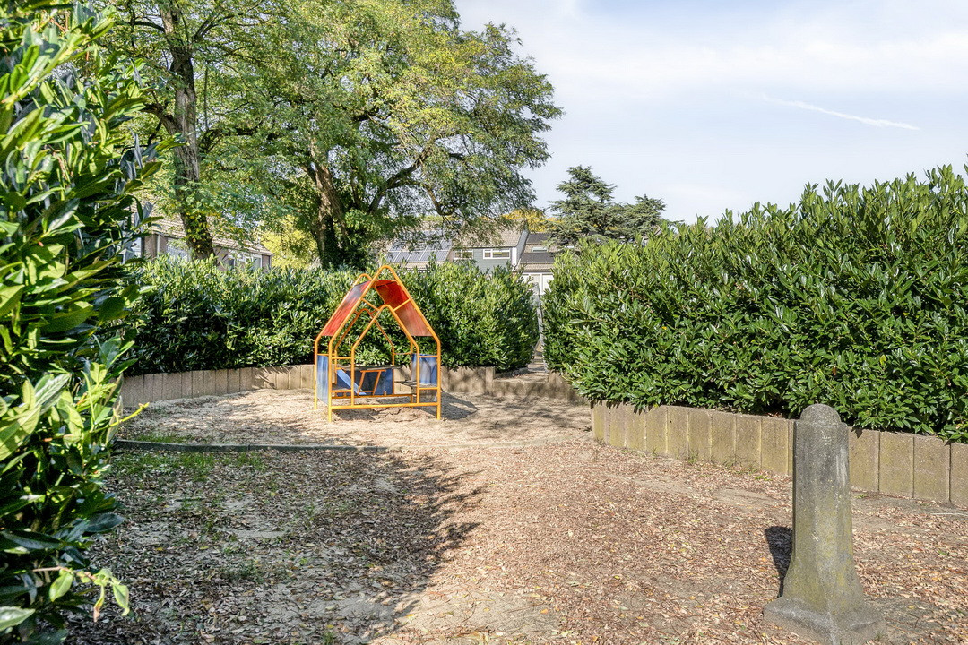 Tussenwoning te koop: Eeshof 6, Ede