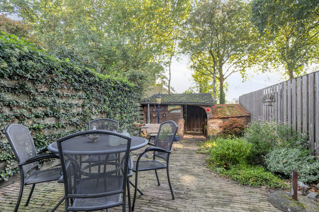 Tussenwoning te koop: Eeshof 6, Ede
