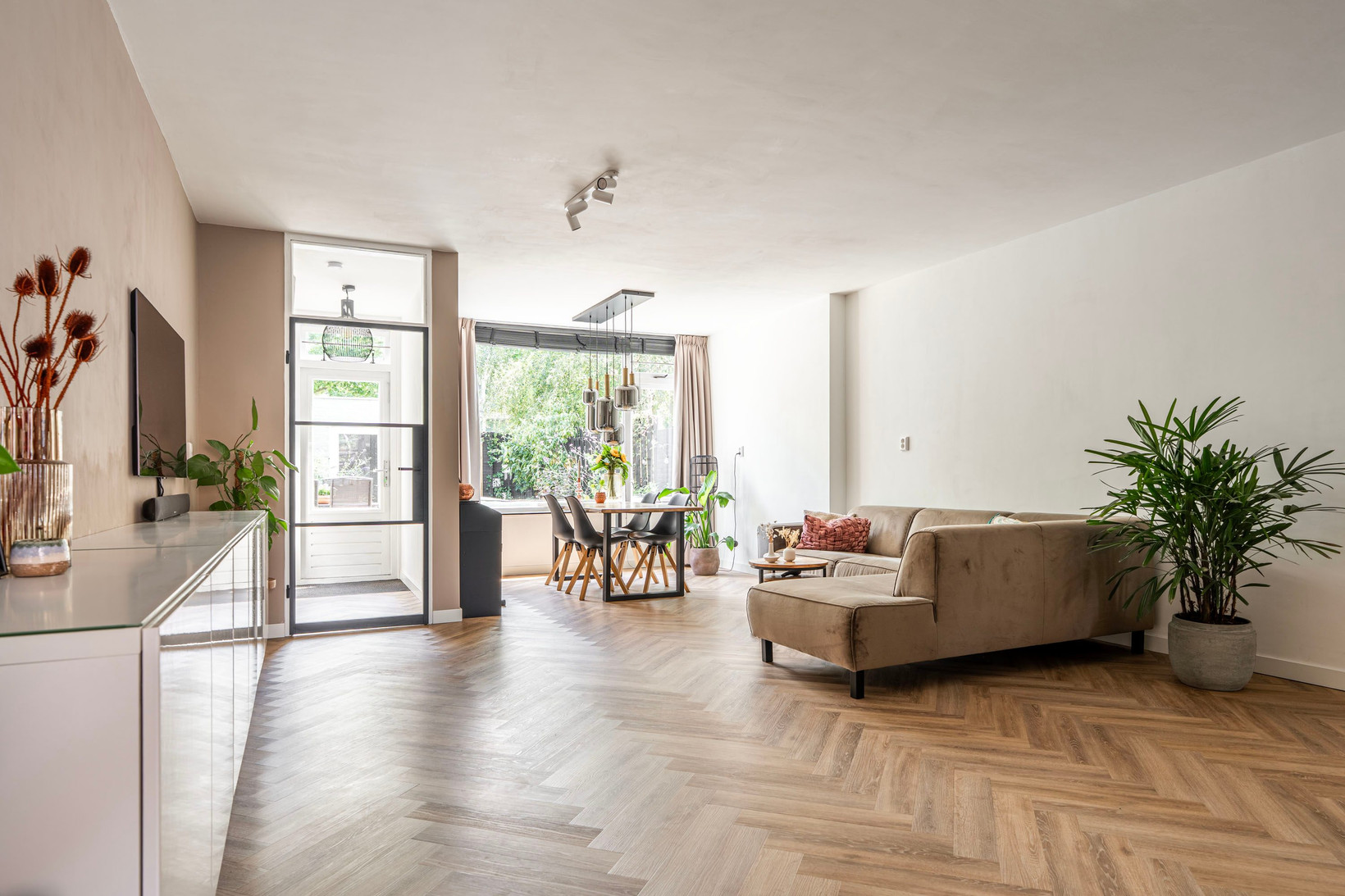 Tussenwoning te koop: Doeshof 6, Ede