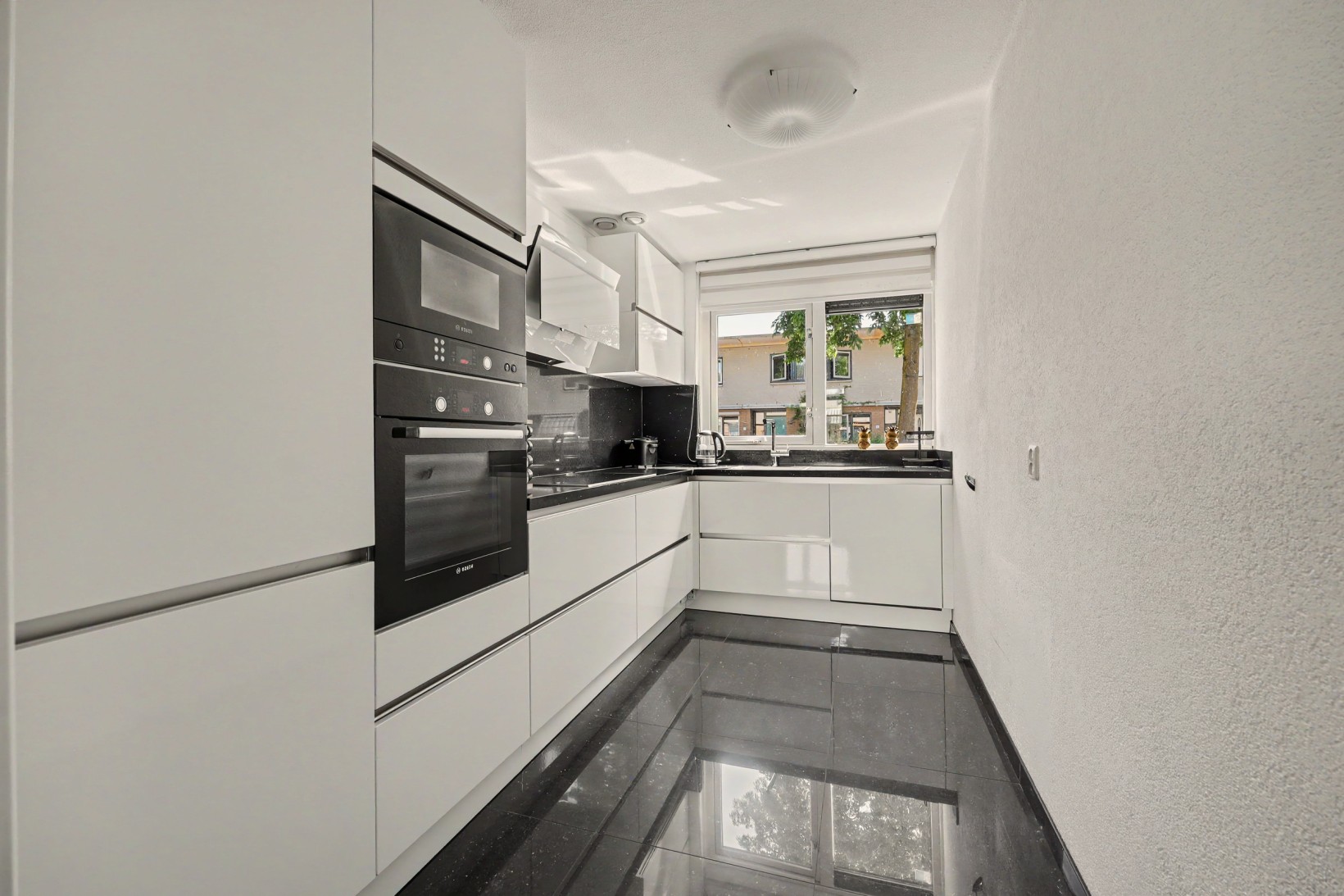 Tussenwoning te koop: Zaanstraat 10, Arnhem